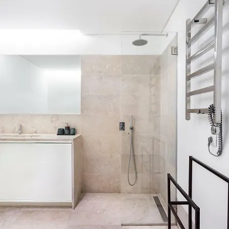 Апартаменты Altido Bright And Elegant 1br With Workspace And Huge Terrace In Pena, Close By Viewpoint Лиссабон