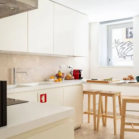 Altido Bright And Elegant 1br With Workspace And Huge Terrace In Pena, Close By Viewpoint * Лиссабон